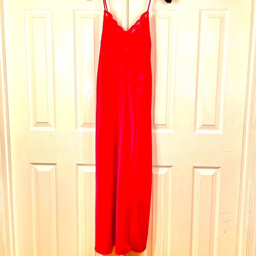 RED VICTORIAS SECRET LONG SLIP WITH SIDE SLIT S-M